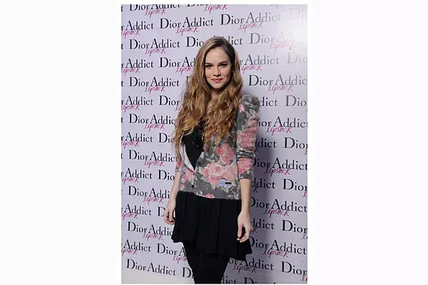 Luz Cipriota combinó un vestido negro con un saquito con flores, una de las tendencias fuertes de la próxima temporada, para el evento de Dior