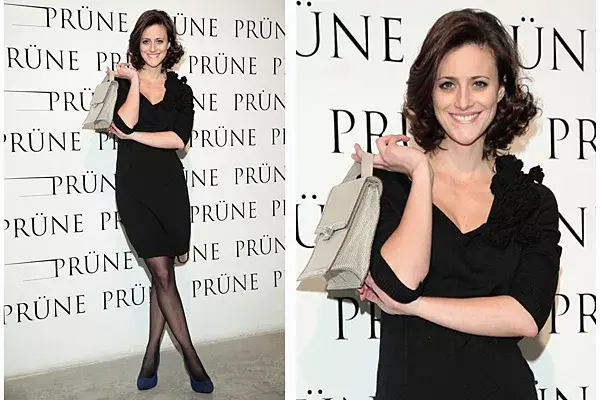 Mónica Antonópulos eligió un clásico vestidito negro para ir al evento de Prüne y lo combinó con zapatos azules