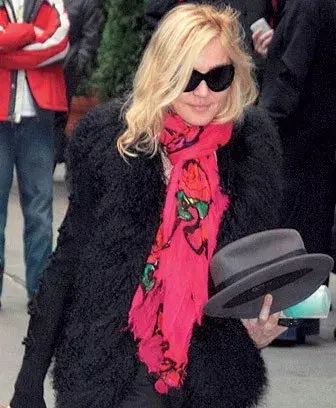 MADONNA. Tapado negro con pashmina colorada para cortar la monotonía.