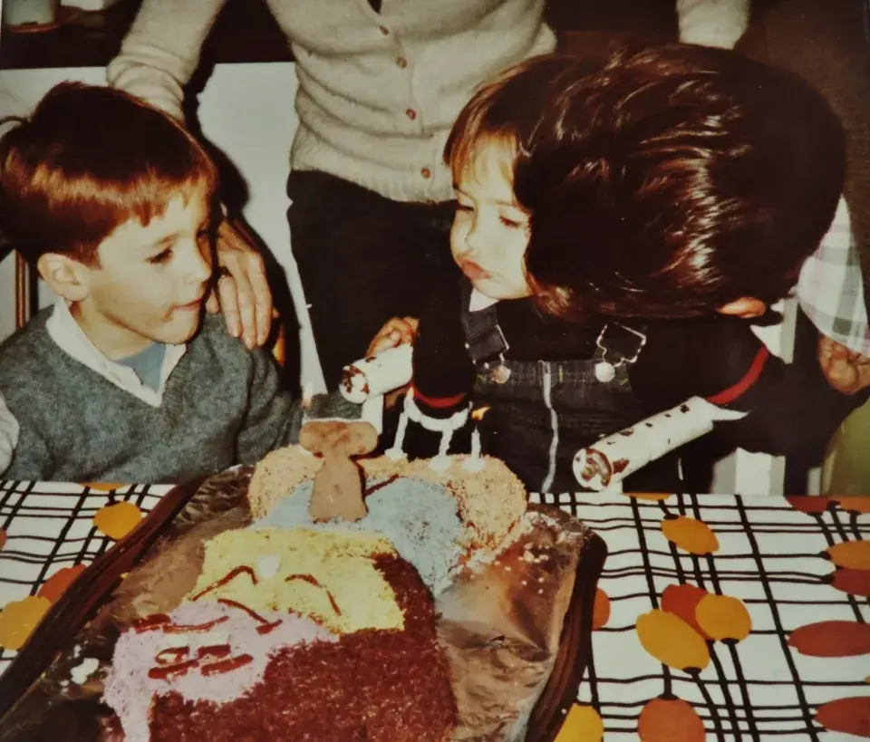 Cumple de tres años. Beso de papá después de soplar las velas