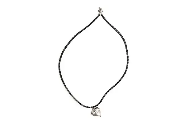 Collar corazón con lazo de cuero de Clan Issime ($49.90)