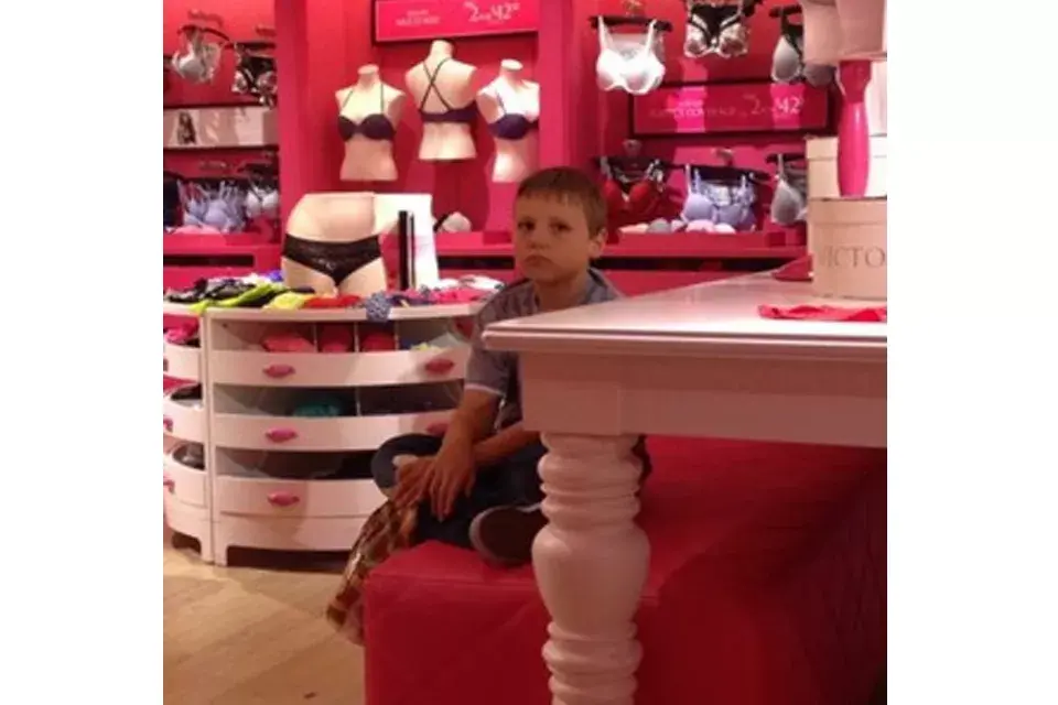 Este pobre niño no sabe qué más hacer entre tantos corpiños y bombachas. ¿Acá no hay Play Station?
