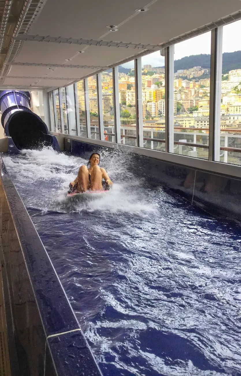 Divertidísimos los toboganes de agua en la cubierta.