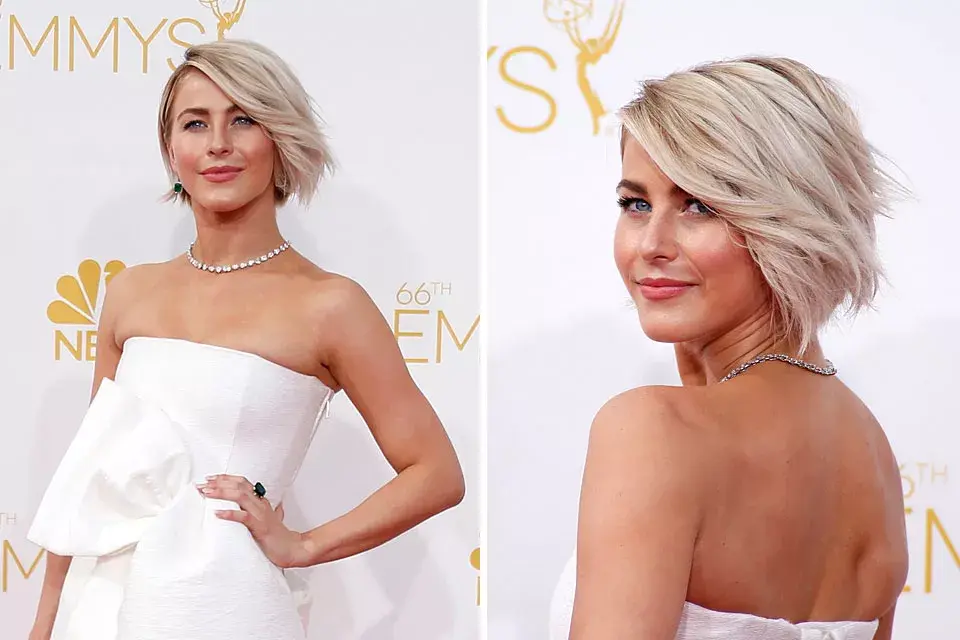 Con el pelo rubio en tono ceniza y con corte irregular, Julianne Hough se peinó hacia un costado