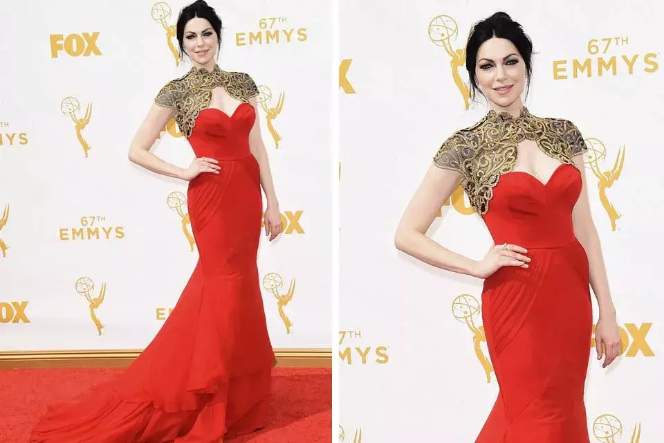 Y sigue la lista de las peores vestidas de la mano de Laura Prepon. La actriz pisó la alfombra roja de los Emmy con un vestido rojo de chifón con brocado en los hombros