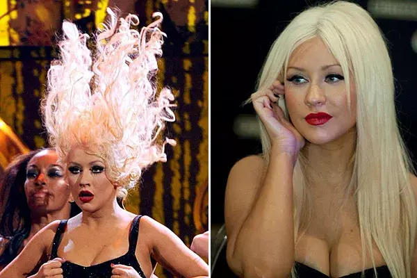 Christina Aguilera, en medio de una coreografía, con todo el pelo hacia arriba