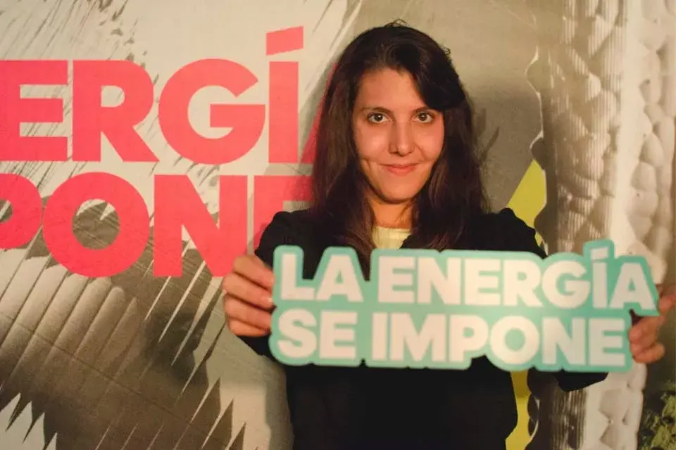 Valeria es panameña y conocida por su programa "Manos al acecho", un espacio en el que demuestra que una chica puede usar una caja de herramientas con conocimiento de causa.  También forma parte del equipo de ocho chicas BoostGirls de Adidas