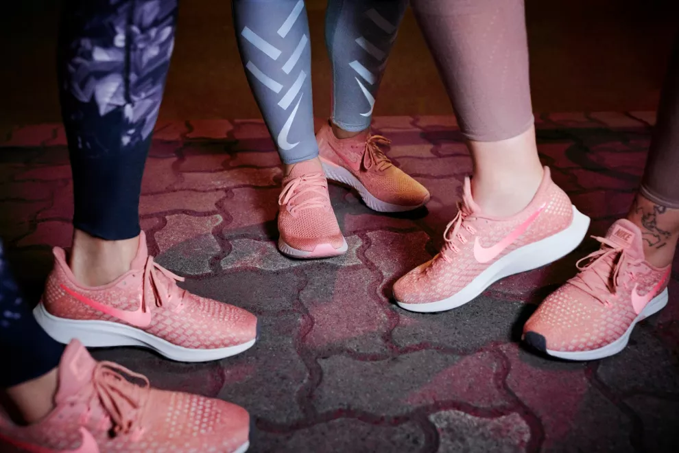 Llamada “Metallic Sheen” la nueva propuesta de Nike Women busca homenajear a los colores y energía de los metales preciosos, sin dejar de lado la versatilidad de sus outfits deportivos