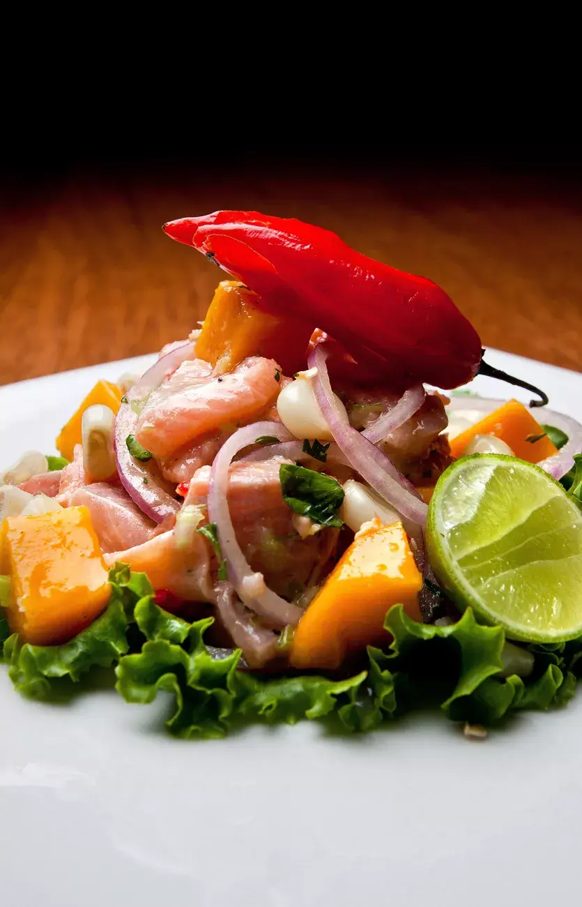 El ceviche, plato rey. Lleva cinco ingredientes básicos: pescado, sal, ají limo, cebolla y limón. Es facil y delicioso. Antes el pescado se maceraba durante horas, hoy se come fresco. 