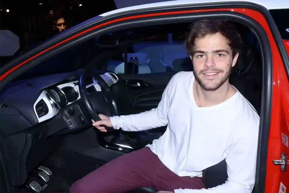 Peter Lanzani, todo un galán probando el nuevo auto en BAFWEEK