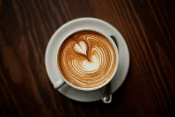 El arte latte es la práctica de realizar dibujos con crema de leche sobre un café. Fue inventado por un barista, en el mundo entero ya existen competencias de este arte ¿Te animás a hacerlo?