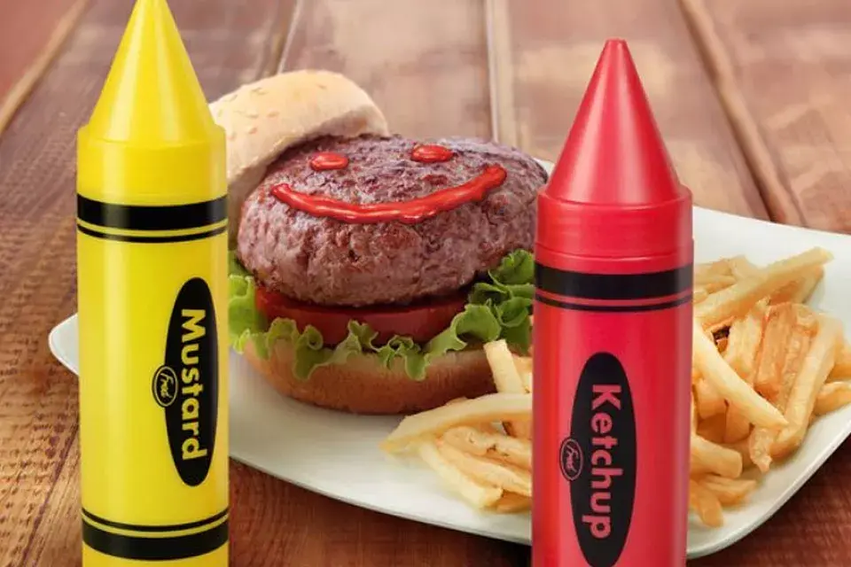 Muy divertido usar estos crayones para ponerle ketchup a la hamburguesa