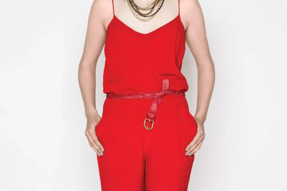 Monocromo. El cinturón trenzado es un clásico: ancho bien texano, de color o muy finitos