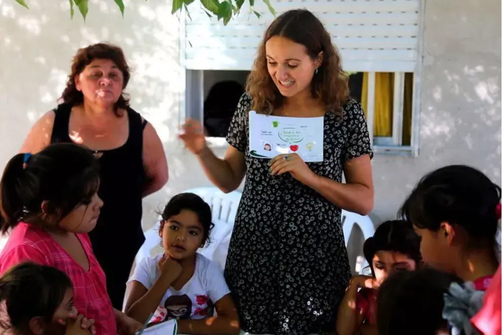 Cada chico completa su propio libro sobre buena alimentación y se lo lleva al terminar el taller junto con un diploma.