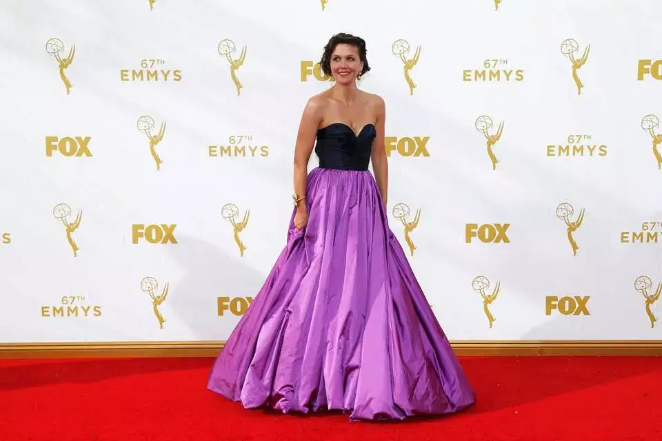 Maggie Gyllenhaal apostó por un dramático vestido de Peter Copping para Oscar de la Renta; ¿Qué te parece su look?