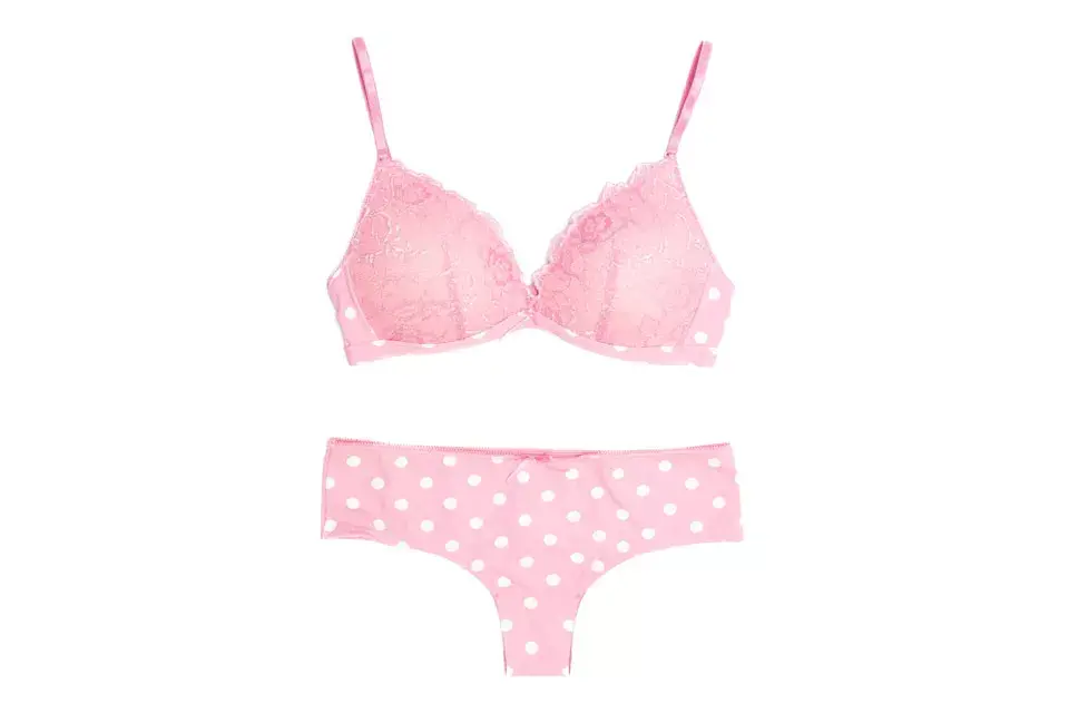 Conjunto ropa interior a lunares (Sweet Lady, corpiño, $304; bombacha, $123)