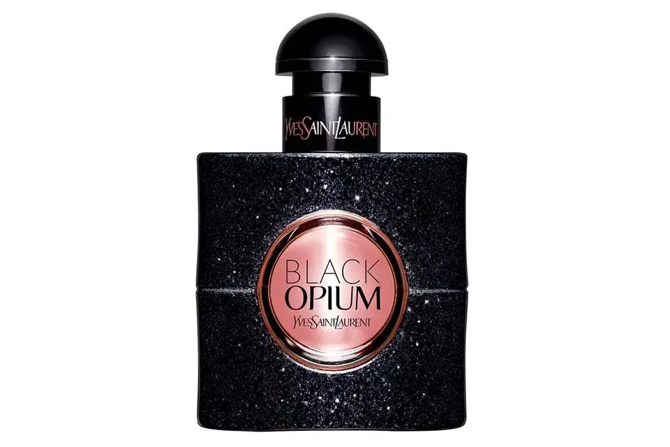 Black Opium. Acorde de café, flor de azahar, madera de cedro y pachulí se combinan en esta fragancia glamorosa. $ 830 x 30 ml, Yves Saint Laurent