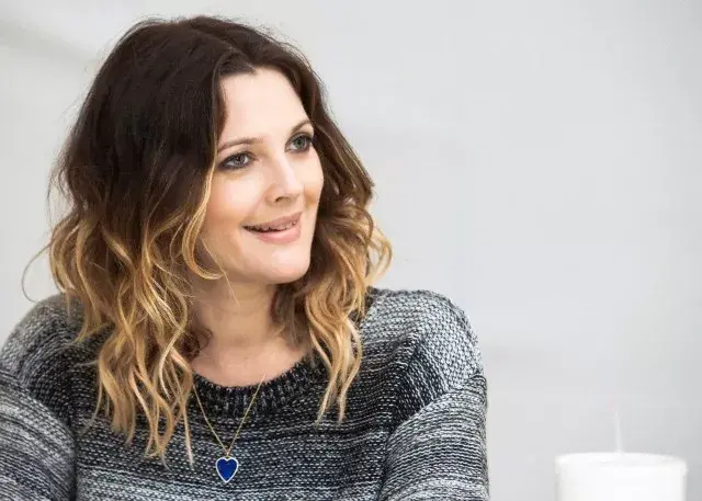 Raíces oscuras y puntas bien rubias para Drew Barrymore, pero esta vez con un look de pelo corto