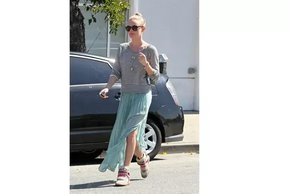 Kate Bosworth las combina con polleras para una salida de tarde