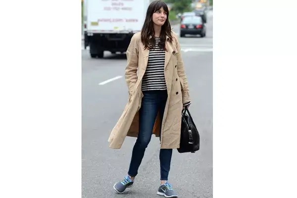 Liv Tyler supercanchera: trench, jeans y zapatillas de running