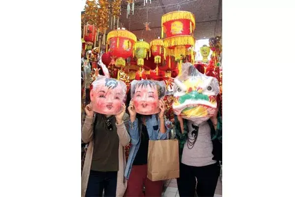 Lo que habrán comrado en el Barrio Chino... ¡Te conozco mascarita!