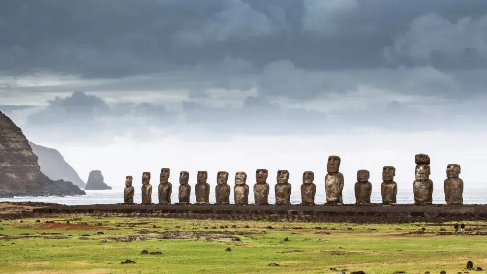 Tongariki, el sitio arqueológico con la formación más grande de moáis reubicados en su posición original, de espaldas al mar