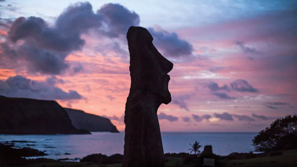 Los moáis de piedra son la atracción principal en la isla. Se estima que fueron realizados entre los siglos XIII y XVI