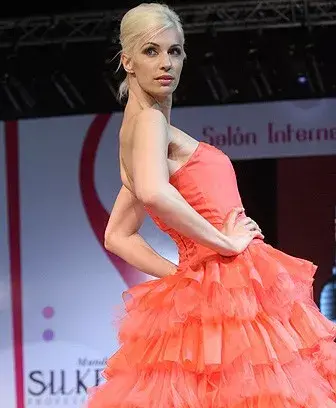Ingrid Grudke desfiló vestida por Carlos Di Domenico en el Salón Internacional Silkey Moda Coiffure Baires 08.
