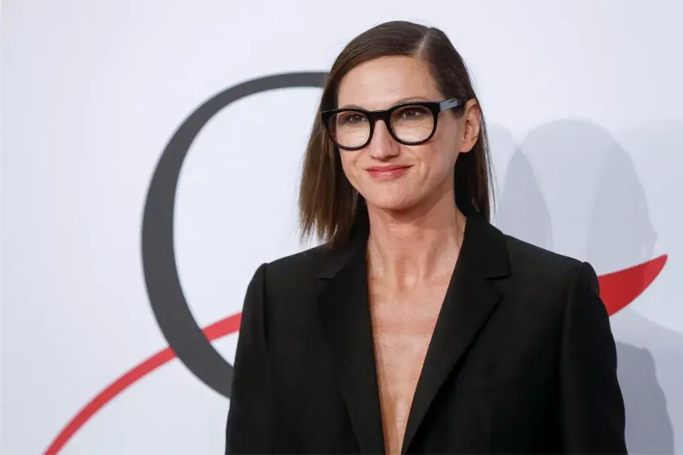 Jenna Lyons optó por su característico look ejecutivo, con raya al costado bien marcada