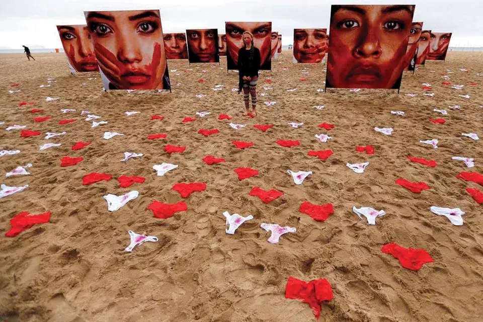 La ONG Rio da Paz ideó una exposición mediante la cual cubrieron la playa de Copacabana con bombachas en forma de protesta.
