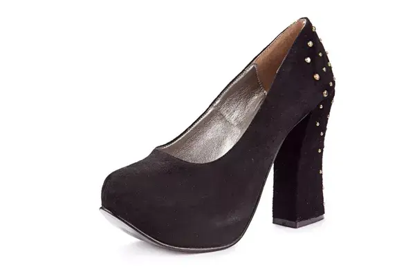 ¡Nos encantan estos zapatos negros, con detalle de tachas en el taco, para salir de noche! Cuestan $690