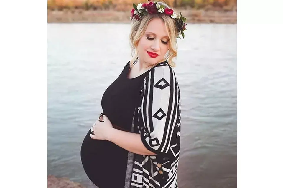 No nos olvidemos del peinado y maquillaje durante el embarazo, que nos van a ayudar a estar más radiantes que nunca