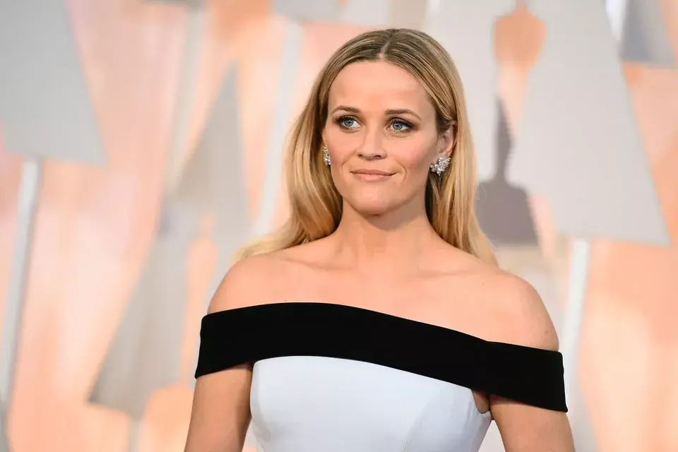 Reese Witherspoon llevó el pelo suelto con algo de movimiento en sus puntas. Simple y acertado