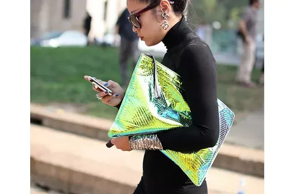 Los bolsos y clutches en telas iridiscentes son un gran acento en cualquier look