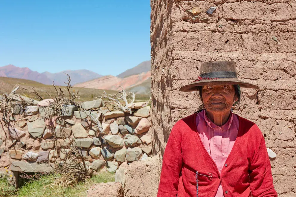 Retrato de una mujer Aymara frente a su casa en el Valle de Cianzo, Humahuaca, Jujuy - © Nicholas Tinelli / Argentina Photo Workshops 