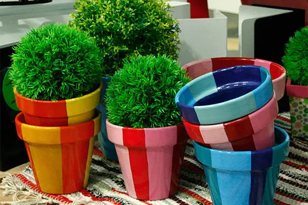 Macetas pintadas de varios colores