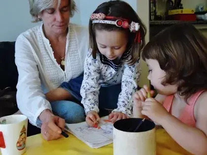 Nietas y abuela dibujando