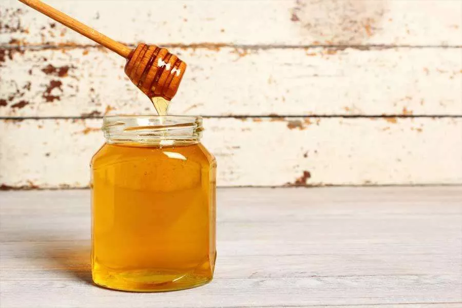 Si sentís la garganta rasposa, la medicina ayurveda recomienda que puede aliviarte consumir una cucharada de aceite de sésamo o bien una cucharada de miel (cruda, sin calentar)