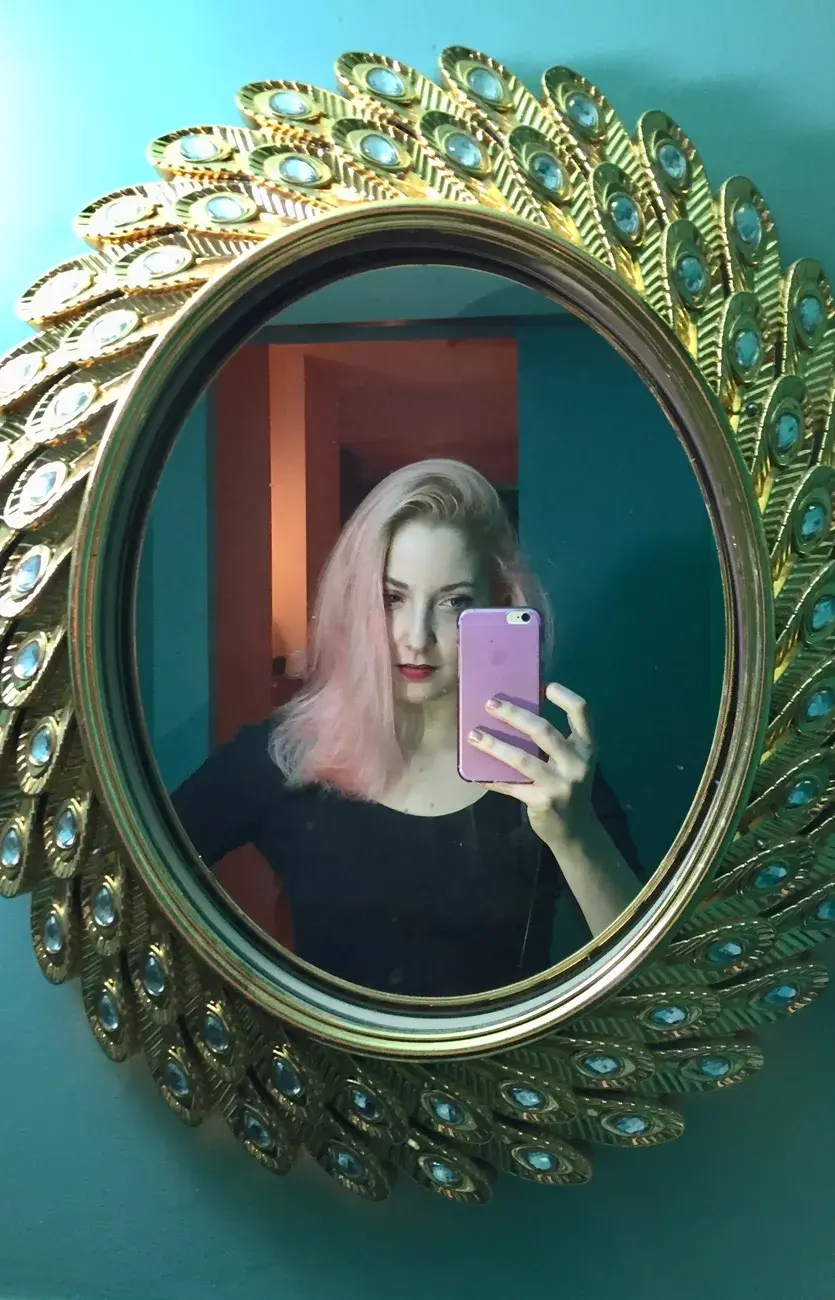 Nuestra cronista, muy comprometida con la tarea, se sacó varias selfies por los baños más instagrameables de Madrid.