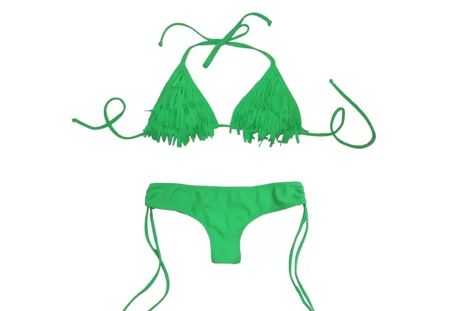 Triángulo con flecos y culotte less (Luz de mar, $489  y $275)