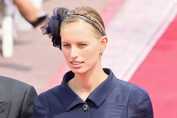 Karolina Kurkova usó una diadema y una flor color azul noche