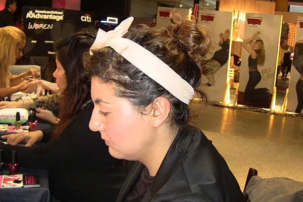 Un look canchero, con el pelo recogido y un moño