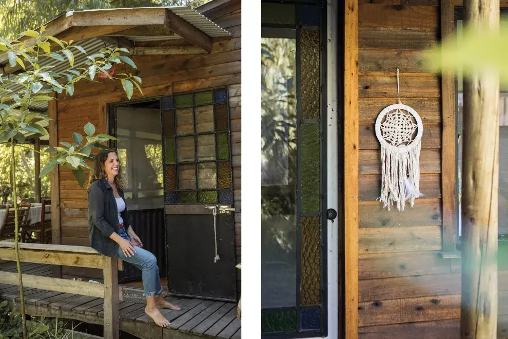 Toda la casa está hecha con materiales de demolición, las aberturas son lo más lindo y le dan calidez y color al espacio. 