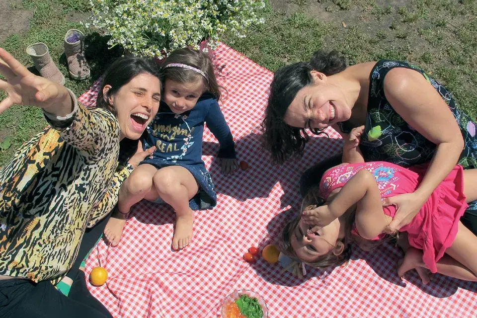 Sabrina Gatti Wosner y Karina Eilenberg con sus primeras hijas, Olivia y Luana