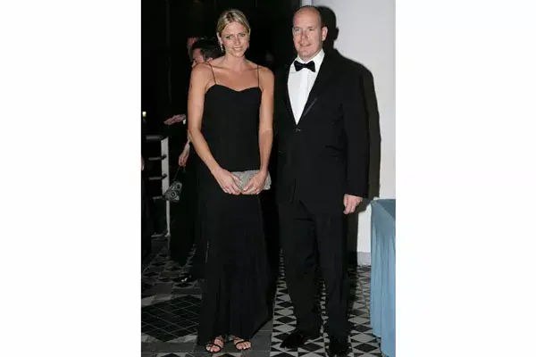 Sencilla, con solero negro, en uno de sus primeros eventos junto al príncipe Alberto