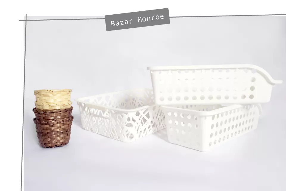 Canastitas y contenedores de plástico de Bazar Monroe. Los precios van desde $20 a $100.