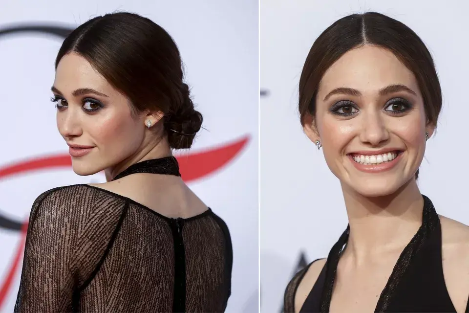 Emmy Rossum prefirió un rodete bajo con raya al medio. ¡Divina!