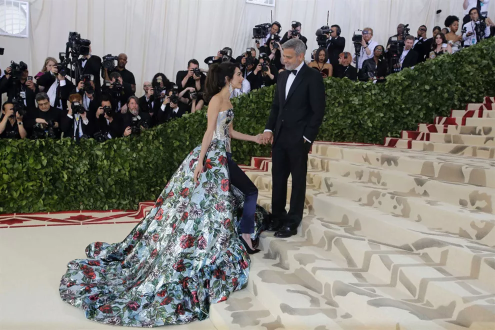 Amal Clooney eligio un vestido-pantalón del diseñador británico Richard Quinn