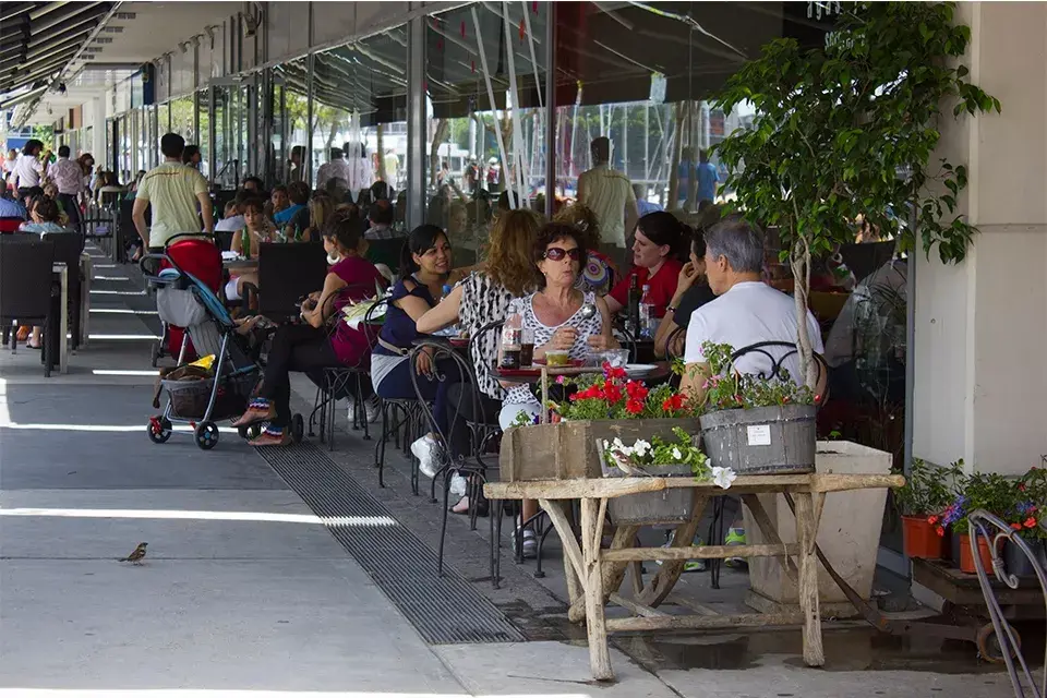 Cruzando el puente, otra buena opción para despejarse en el horario del almuerzo