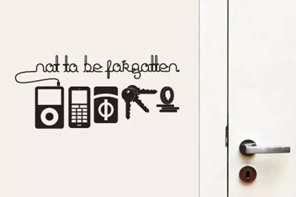 Un vinilo para pegar junto a la puerta. Antes de salir cuequeá en tu cartera: ipod, celular, cigarrillos, llaves y monedas